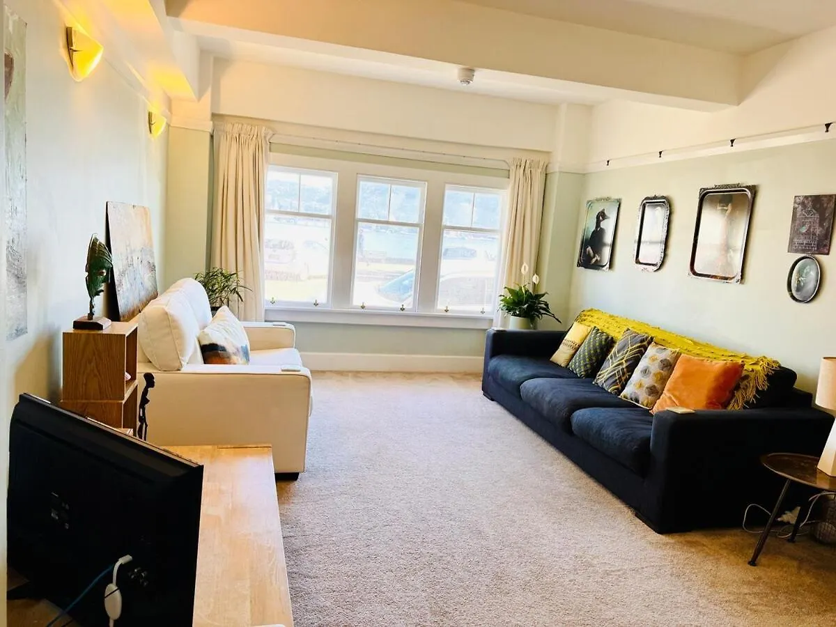 Historical 2 Beds Apartment With Harbour Views In Obay Wellington